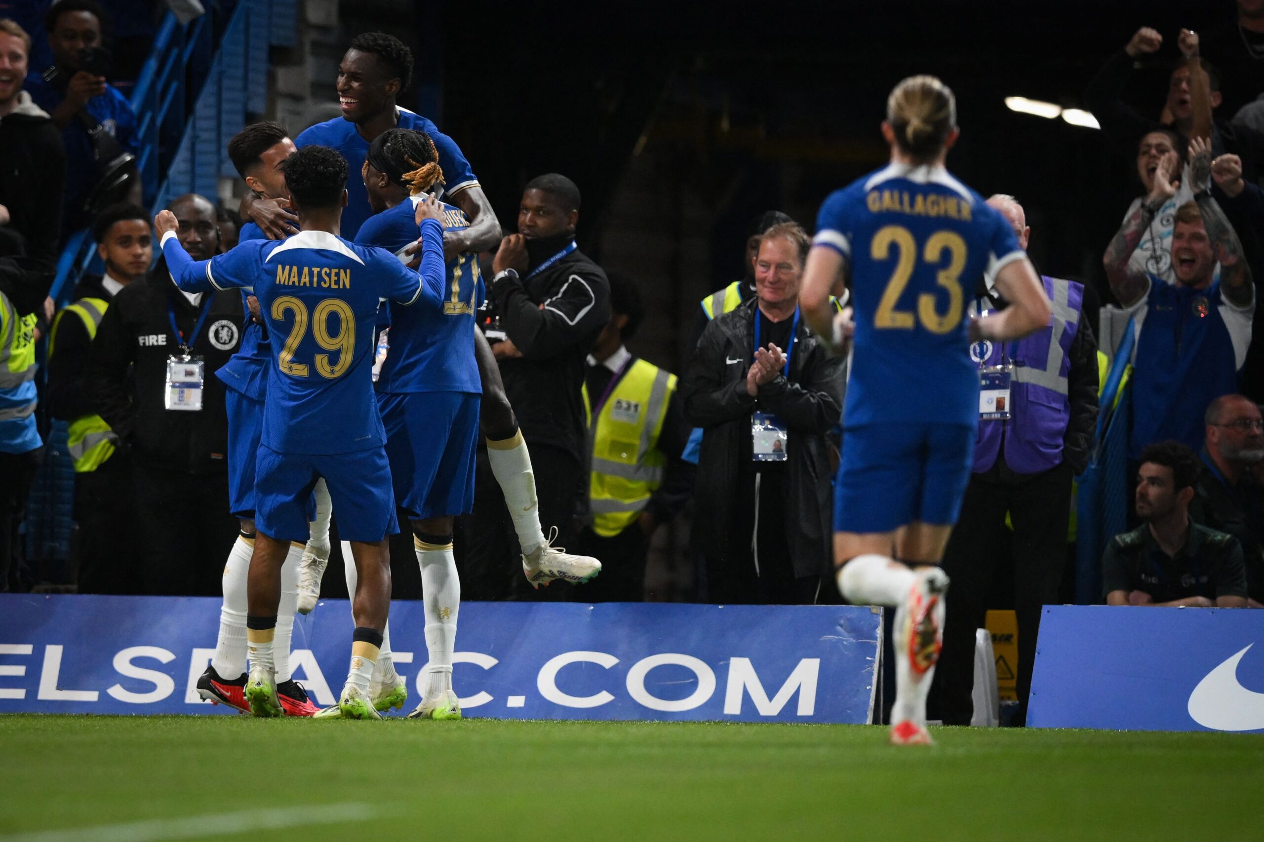 Em meio a anúncio de venda, Chelsea vence de virada pela FA Cup