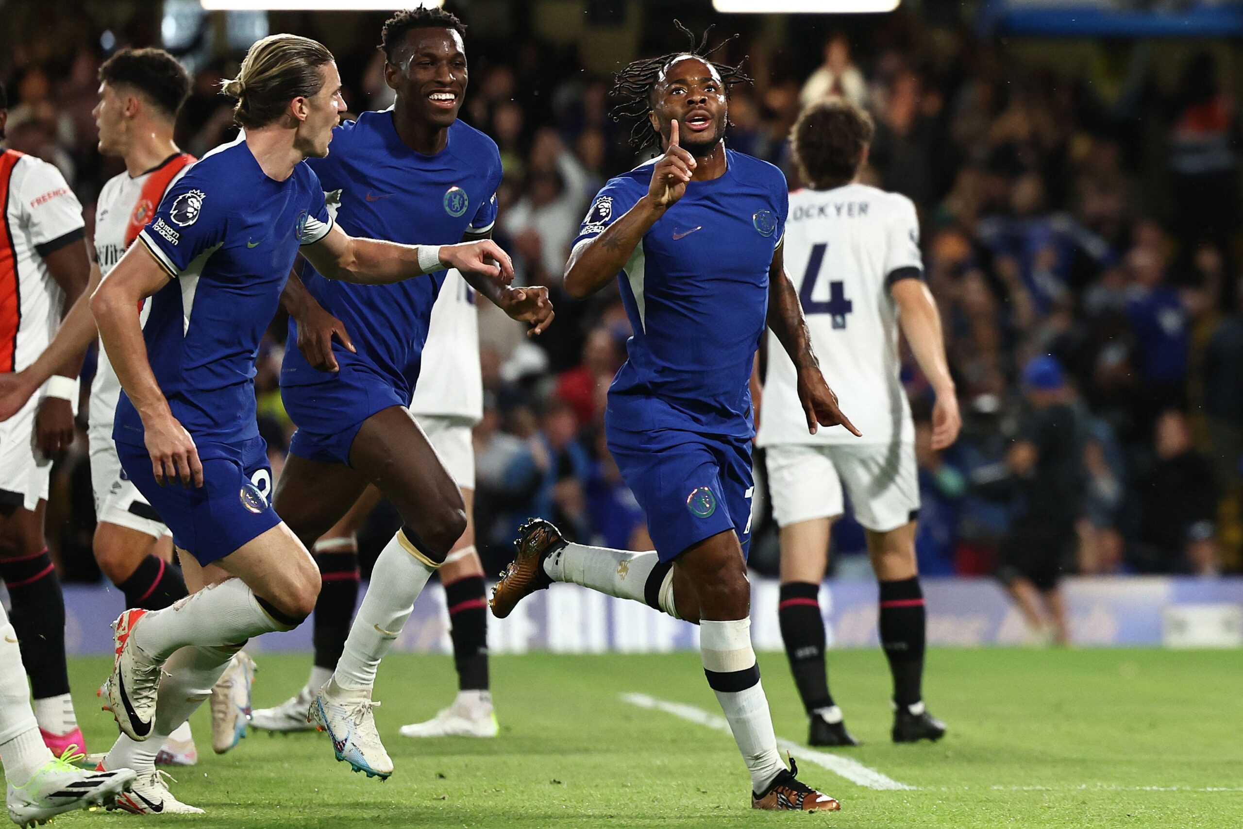 Sterling brilha, Chelsea bate o Luton Town e vence a primeira na